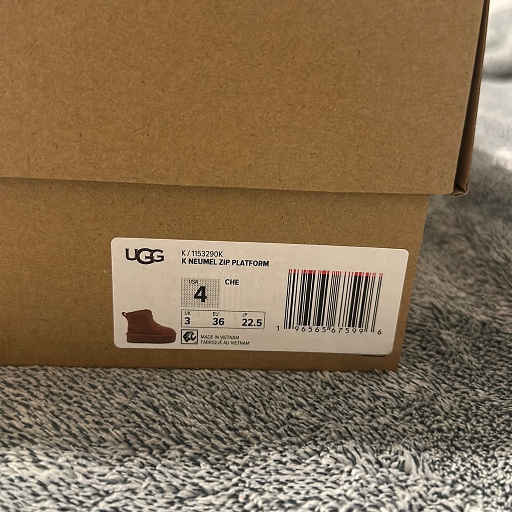 UGG Kids Neumel Zip Platform boot size 4